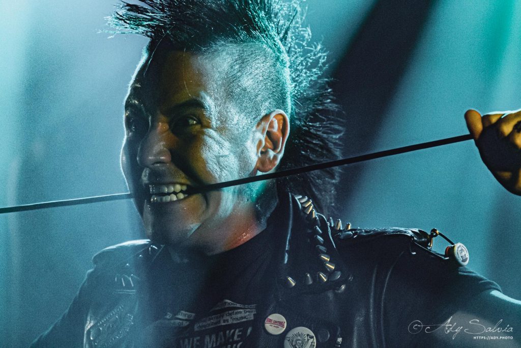 Le groupe punk Banane Metalik en live au dB à Narbonne (11100) avec un style gore'n'roll inimitable !