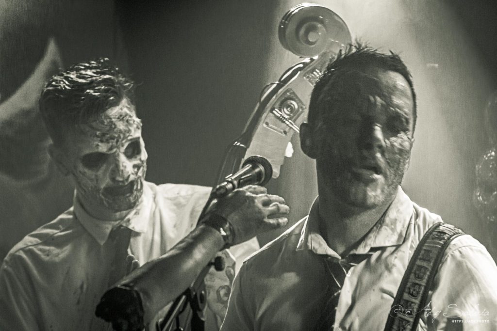 Le groupe punk Banane Metalik en live au dB à Narbonne (11100) avec un style gore'n'roll inimitable !