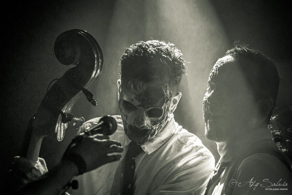 Le groupe punk Banane Metalik en live au dB à Narbonne (11100) avec un style gore'n'roll inimitable !