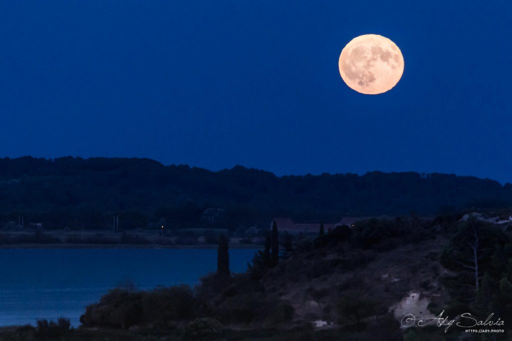 Belle pleine lune face à l'étang de Bages (11100)